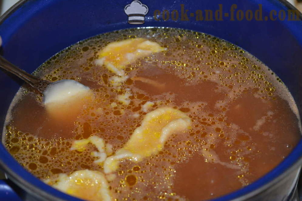 Fleischsuppe mit Fleisch und Knödel aus Mehl und Eiern - wie Suppe zu kochen, mit Hackfleisch mit Knödel, einen Schritt für Schritt Rezept Fotos