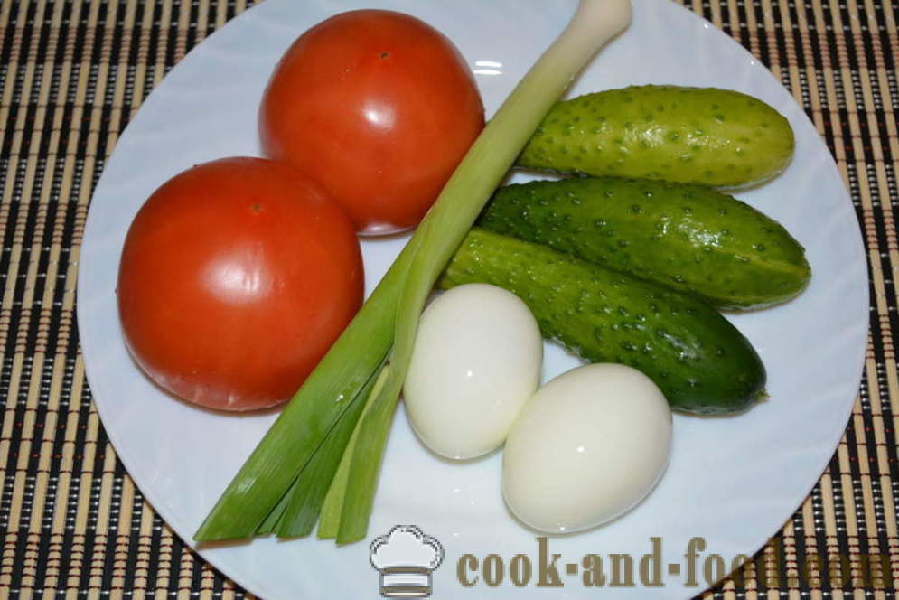 Einfacher Salat von frischen Gurken und Tomaten mit Ei und Lauch - wie Gemüsesalat mit Mayonnaise zu kochen, einen Schritt für Schritt Rezept Fotos