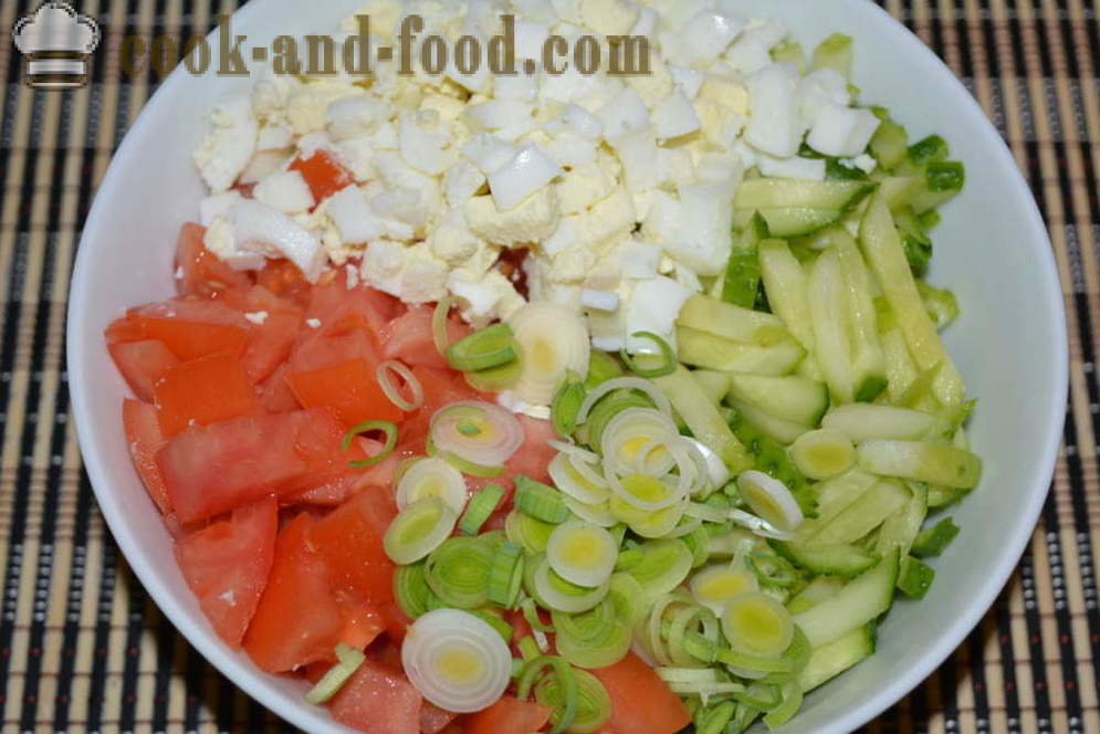 Einfacher Salat von frischen Gurken und Tomaten mit Ei und Lauch - wie Gemüsesalat mit Mayonnaise zu kochen, einen Schritt für Schritt Rezept Fotos