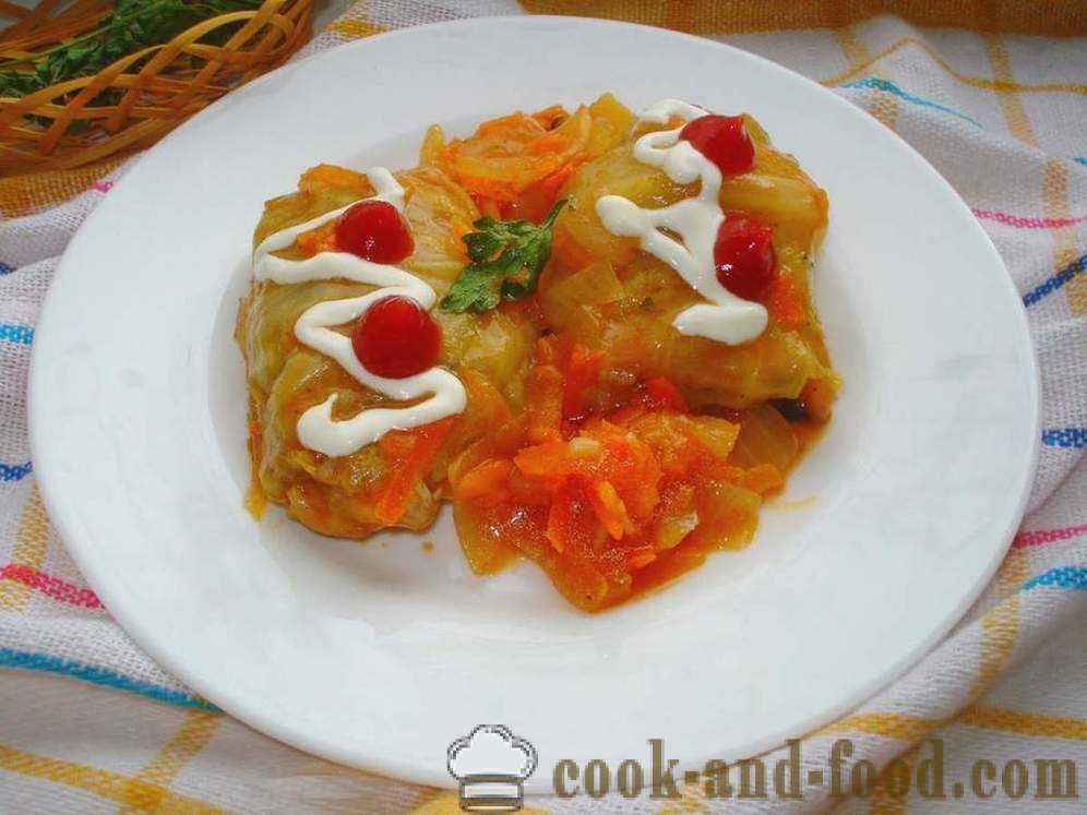 Kohlrouladen mit Fleisch und Reis in Tomatensauce - wie Kohlrouladen kochen mit Hackfleisch in einer Pfanne, mit einem Schritt für Schritt Rezept Fotos