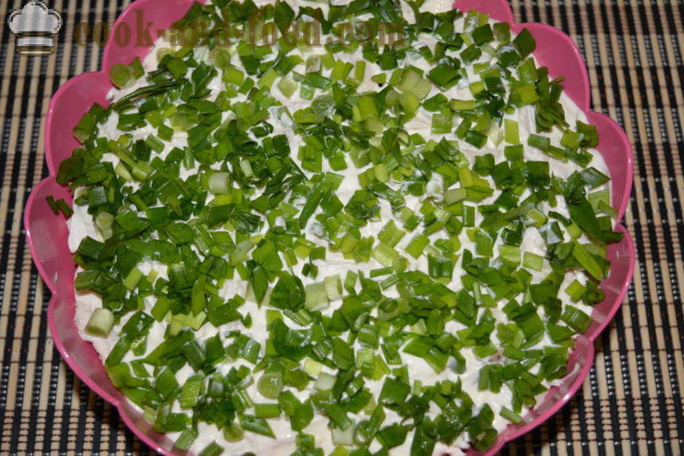 Layered-Salat mit Huhn und Pilzen - wie Hähnchen-Salat geschichtet mit Pilzen zu kochen, einen Schritt für Schritt Rezept Fotos
