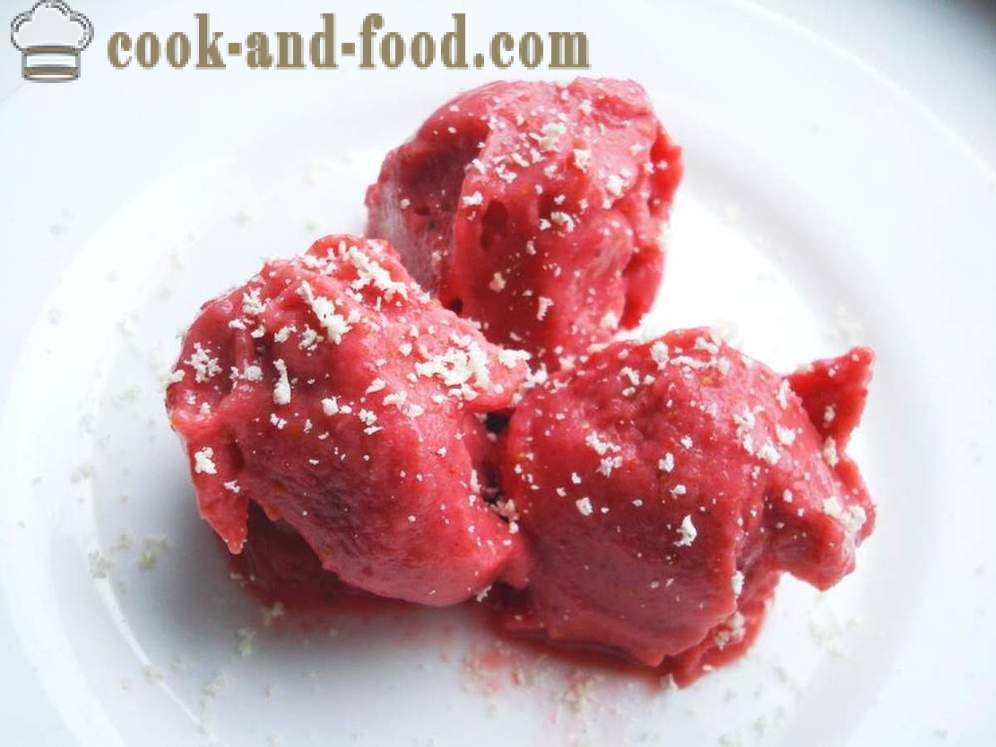 Cremige Erdbeer-Eis aus gefrorenem Obst und Kondensmilch - wie schnell selbst gemachtes Eis mit Erdbeeren zu machen, einen Schritt für Schritt Rezept Fotos