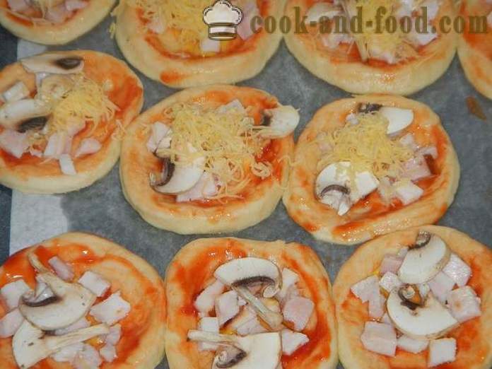 Mini-Pizza mit Teig in dem Ofen - wie eine Mini-Pizza zu Hause zu machen, Schritt für Schritt Rezept Fotos