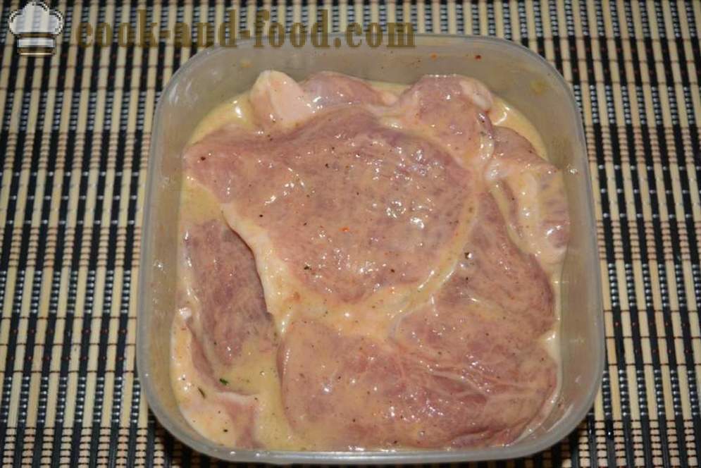 Schweinefleisch im Ofen gebacken mit Pilzen und Käse - wie Schweinebraten im Ofen, mit einem Schritt für Schritt Rezept Fotos