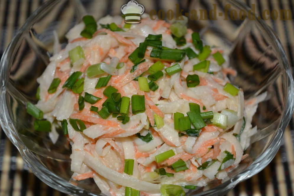 Schmackhafte Salat von Artischocken und Karotten und grünen Zwiebeln - wie ein Salat aus Artischocken und Karotten Rezepte mit einem Foto vorzubereiten