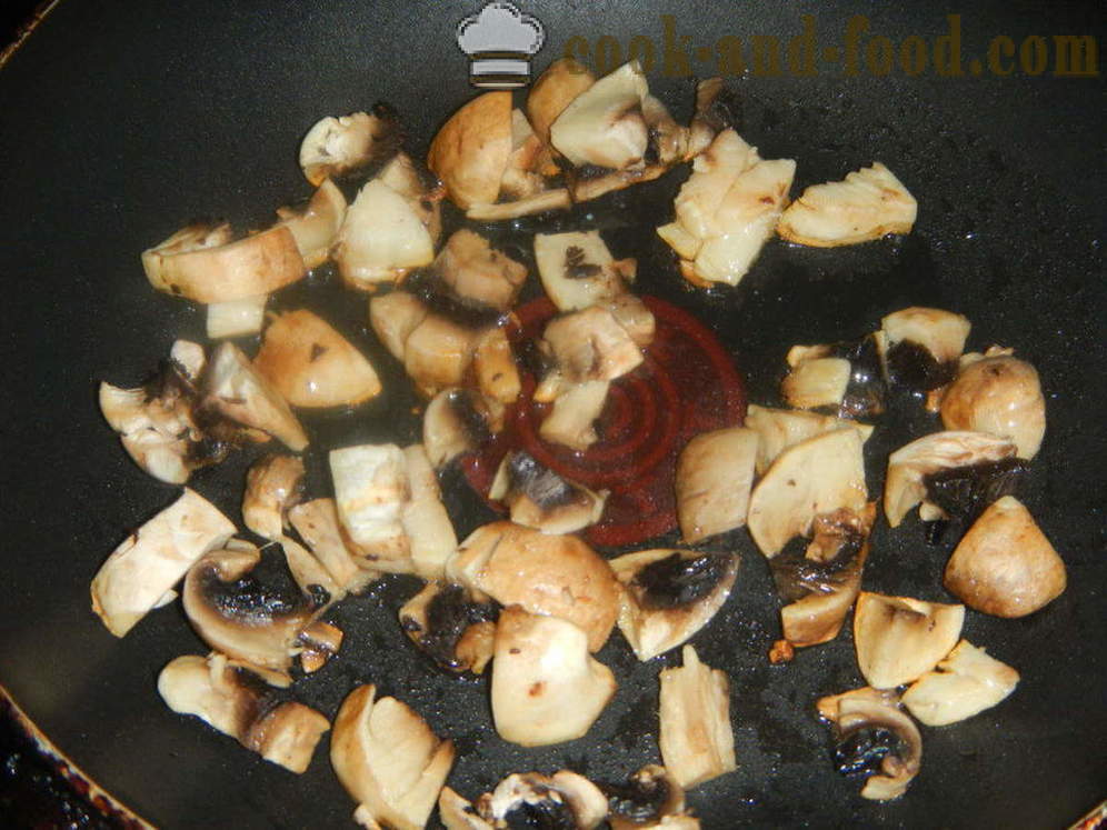 Rührei mit Pilzen und Käse in einer Pfanne - wie mit saurer Sahne Rührei zu kochen, ein Schritt für Schritt Rezept Fotos