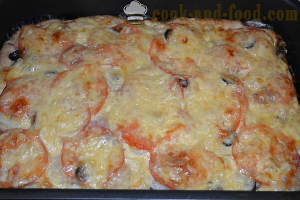 Schnelle Pizza mit saurer Sahne und Mayonnaise Sauce mit Wurst und Pilzen - wie eine Pizza zu Hause in dem Ofen zu kochen, mit einem Schritt für Schritt Rezept Fotos