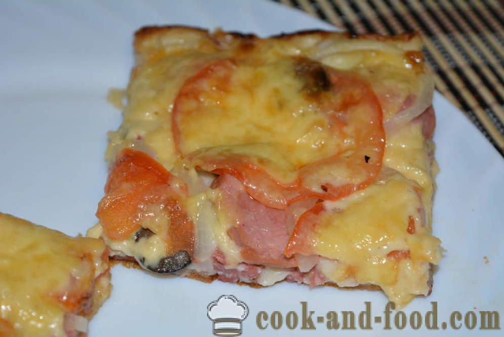 Schnelle Pizza mit saurer Sahne und Mayonnaise Sauce mit Wurst und Pilzen - wie eine Pizza zu Hause in dem Ofen zu kochen, mit einem Schritt für Schritt Rezept Fotos