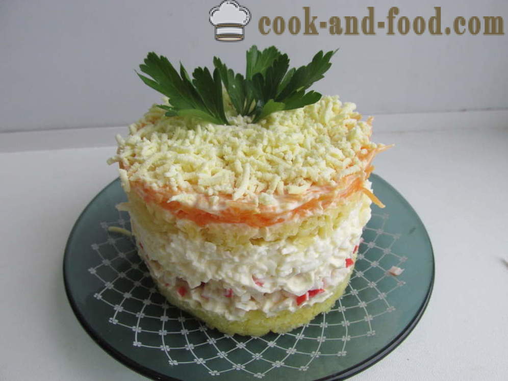 Einfacher Schichtsalat mit Krabben-Sticks - wie einen Salat mit Krabben-Sticks, Schritt für Schritt Rezept Fotos vorzubereiten