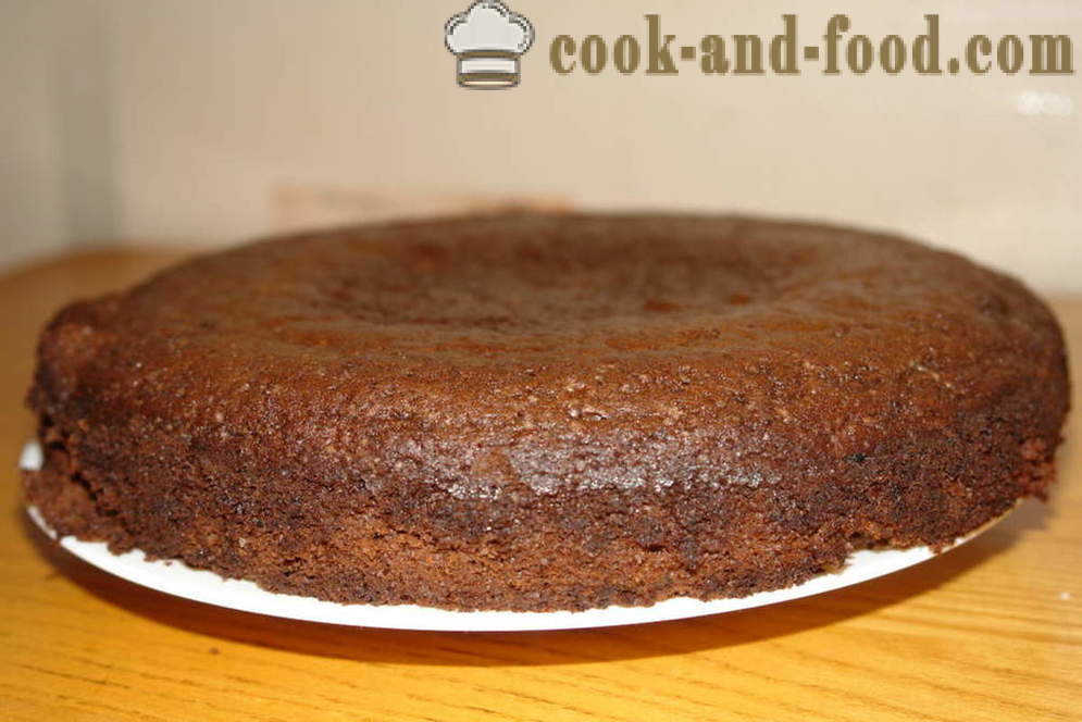 Ein köstlicher Schokoladenbiskuitkuchen mit saurer Sahne - how einen Schokoladenkuchen zu machen, einen Schritt für Schritt Rezept Fotos