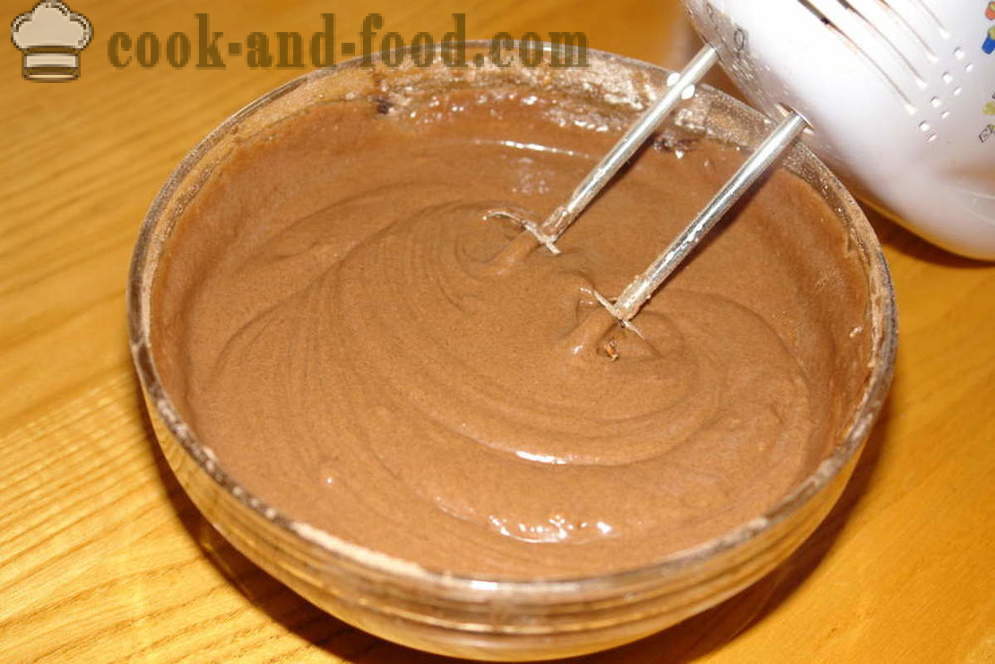 Ein köstlicher Schokoladenbiskuitkuchen mit saurer Sahne - how einen Schokoladenkuchen zu machen, einen Schritt für Schritt Rezept Fotos