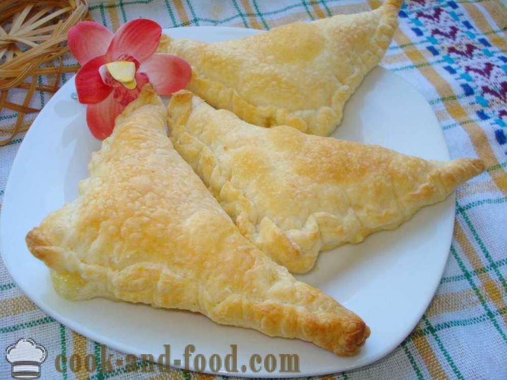 Puffs mit Käse Blätterteig - Schritt für Schritt, wie Blätterteig mit Käse im Ofen, das Rezept mit einem Foto zu machen