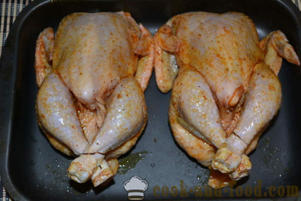 Gefülltes Hähnchen mit einer knusprigen Kruste im Ofen gebacken - wie gebackenes Huhn im Ofen ganz, ein Schritt für Schritt Rezept Fotos