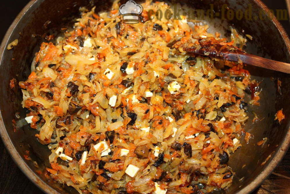 Pfannkuchentorte mit Pilzen, Käse und Gemüse in der Ofen - Schritt für Schritt, wie ein Pfannkuchen Kuchenrezept mit Foto kochen
