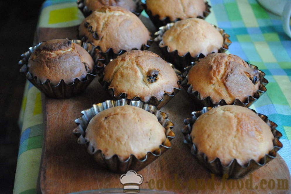 Selbst gemachter Kuchen mit Rosinen in dem Ofen - wie Muffins auf Kefir mit Rosinen zu machen, Schritt für Schritt Rezept Fotos