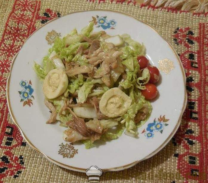 Salat mit Wachteleiern - Schritt für Schritt, wie ein Salat mit Wachteleiern, das Rezept mit einem Foto vorzubereiten