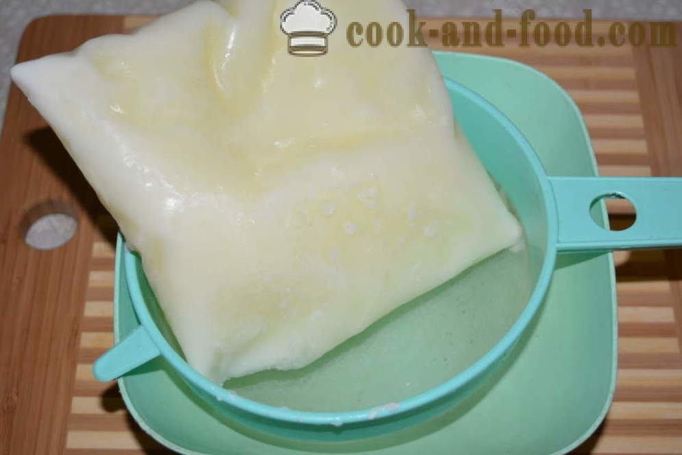 Hüttenkäse von gefrorenen Joghurt - wie zu Hause Käse aus dem Laden Joghurt zu machen, Schritt für Schritt Rezept Fotos