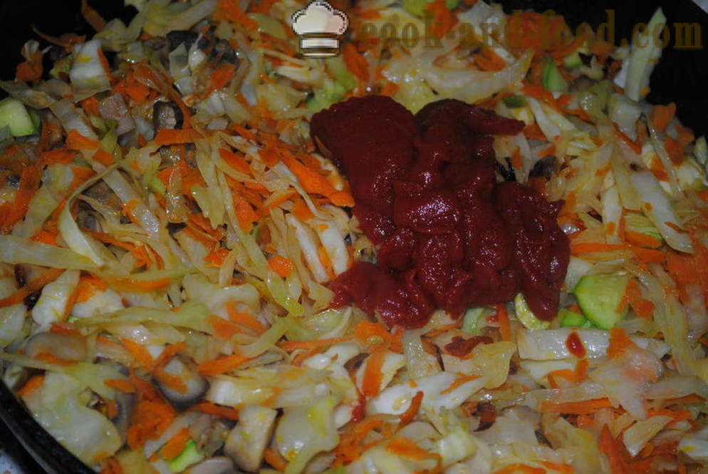 Gedünstetes Kraut mit Pilzen und Tomatenmark in einem Topf - wie man einen leckeren Eintopf aus Kohl kochen, einen Schritt für Schritt Rezept Fotos