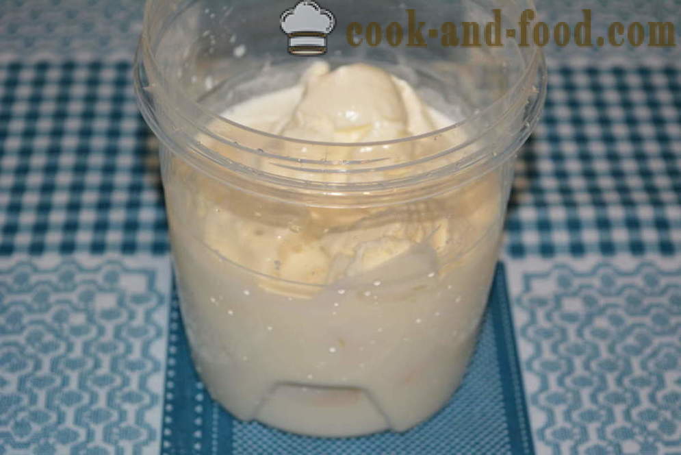 Milch-Cocktail mit Eis und Banane in einem Mixer geben - wie ein Milchshake zu Hause zu machen, Schritt für Schritt Rezept Fotos