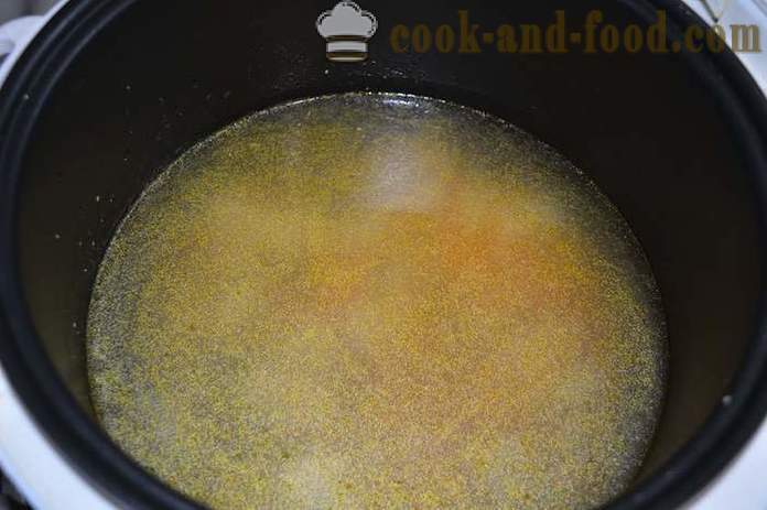 Schmackhafte Hühnersuppe mit Nudeln in multivarka - ohne Kartoffeln