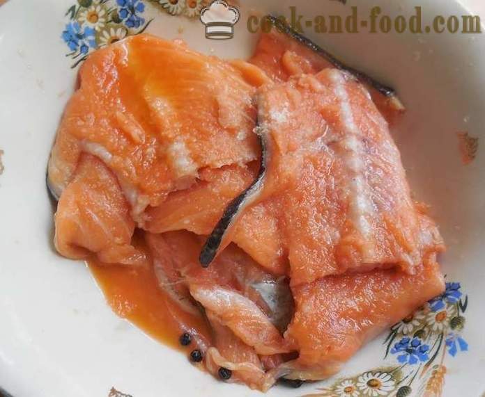 Wie mit einem flüssigen Rauch Graten der roten Fische beizen - einen leckeren Rezepte Rippen gesalzenen Lachs, mit Fotos