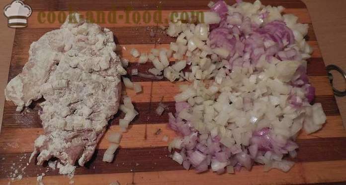 Selbst gemachtes Schweinekoteletts mit Zwiebeln in einer Pfanne - wie leckere Steaks vorzubereiten, einen Schritt für Schritt Rezept Fotos