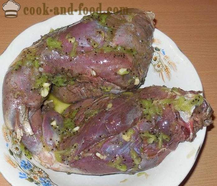Wildes Kaninchen in der Hülse gebacken - wie ein Kaninchen im Ofen zu backen leckeres Rezept mit einem Foto