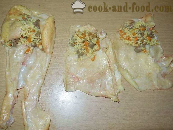Köstliche Rolle in Hühnerhaut gefüllt mit Innereien und Hirse - wie ein Laib Rezept mit einem Foto kochen