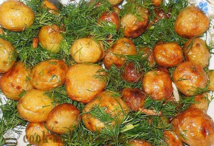 Kleine neue Kartoffeln gebraten ganz in einer Pfanne mit Knoblauch und Dill - wie ein kleines neue Kartoffeln zu reinigen und zu kochen, Rezept mit Foto