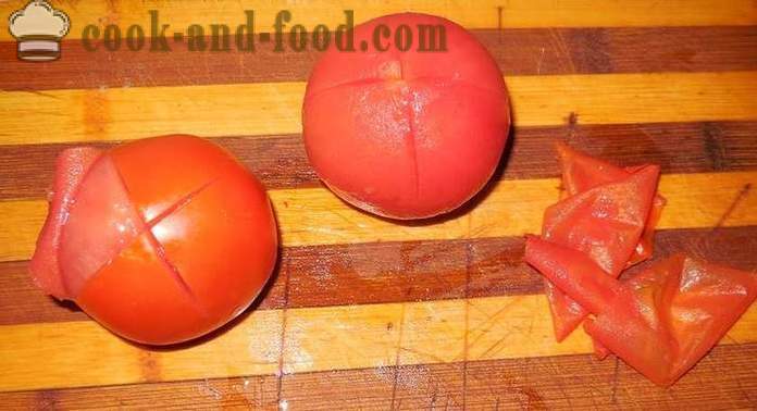 Schnell gesalzene Tomaten mit Knoblauch und Kräutern in einer Pfanne - Rezept für eingelegte Tomaten, mit Fotos