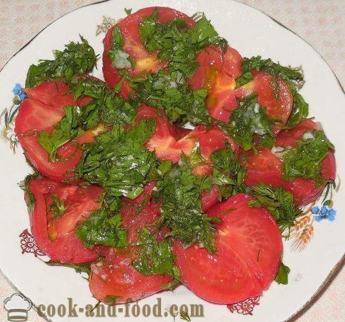 Schnell gesalzene Tomaten mit Knoblauch und Kräutern in einer Pfanne - Rezept für eingelegte Tomaten, mit Fotos