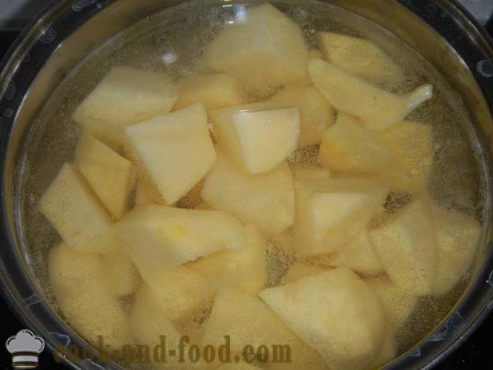 Hefekuchen mit Kartoffeln in einer Pfanne gebraten