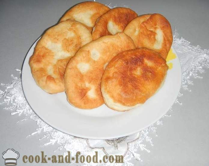 Hefekuchen mit Kartoffeln in einer Pfanne gebraten