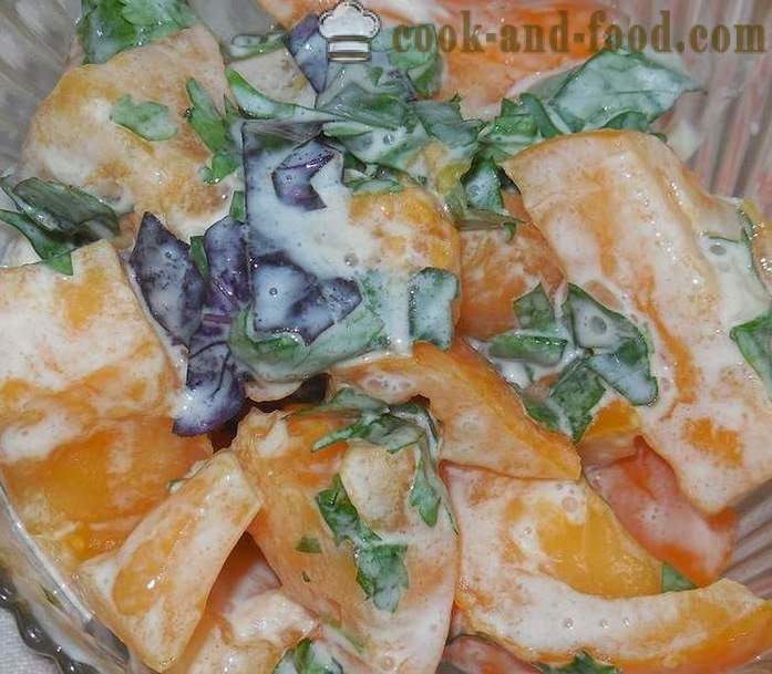 Ein einfacher und köstlicher Salat von frischen Tomaten mit saurer Sahne, Knoblauch und Basilikum - wie Tomatensalat kochen - Rezept mit Fotos - Schritt für Schritt