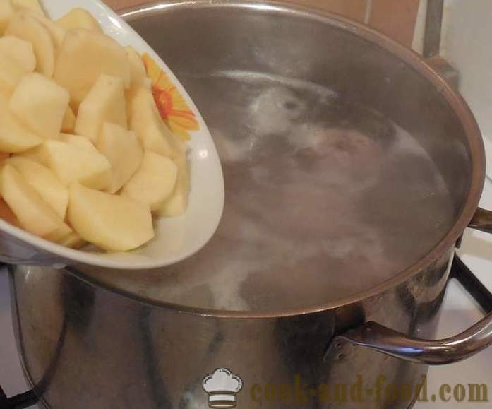 Suppe mit Frikadellen aus Hackfleisch und Grieß - wie Suppe zu kochen und Frikadellen - ein Schritt für Schritt Rezept Fotos