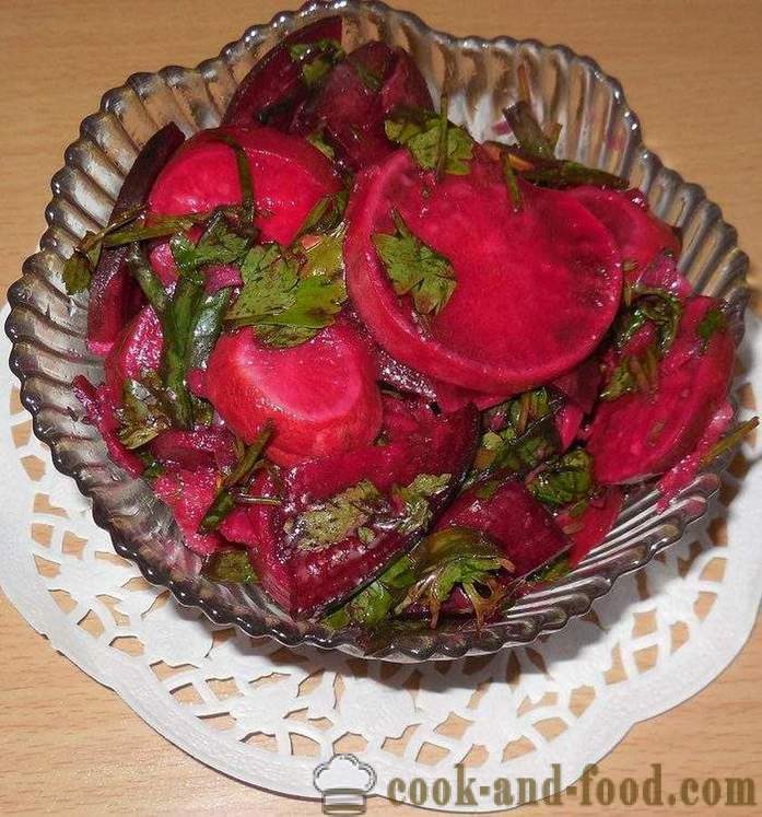 In Essig eingelegte Radieschen mit roten Rüben und Zwiebeln - lecker Salat von Rettich - das Rezept mit einem Foto