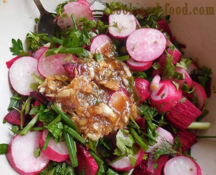 In Essig eingelegte Radieschen mit roten Rüben und Zwiebeln - lecker Salat von Rettich - das Rezept mit einem Foto