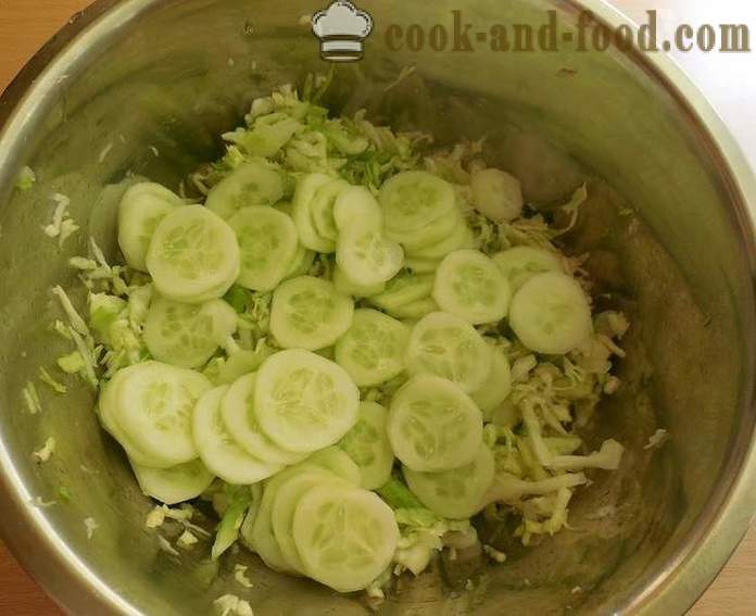 Delicious Salat von jungem Kohl und Gurken mit Essig und Sonnenblumenöl - ein Schritt für Schritt Rezept Fotos