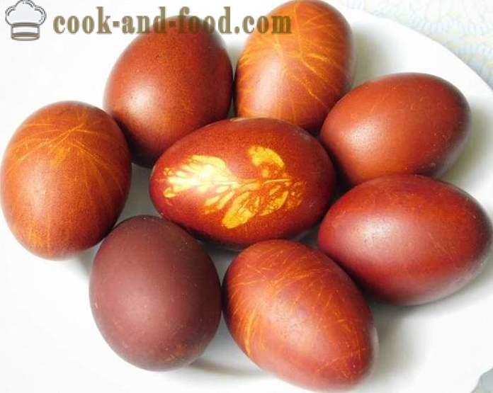 Wie die Eier in Zwiebelschalen mit einem Muster malen oder gleichmäßig - das Rezepte mit einem Foto - Schritt für Schritt durch die richtige Farbe der Eier Zwiebelschalen