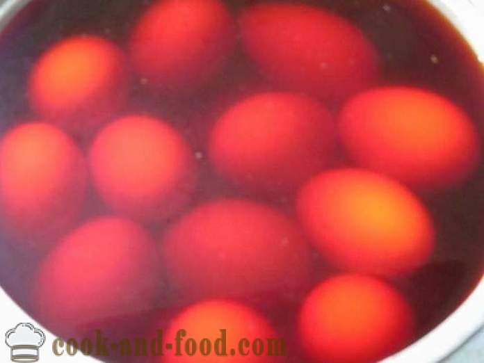 Wie die Eier in Zwiebelschalen mit einem Muster malen oder gleichmäßig - das Rezepte mit einem Foto - Schritt für Schritt durch die richtige Farbe der Eier Zwiebelschalen