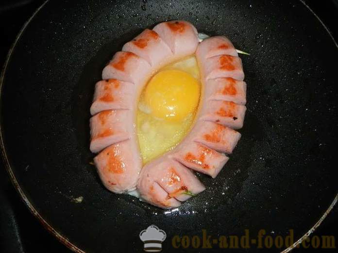 Köstliche und schöne Eier mit Wurst in einem Boot zum Frühstück - wie Spiegelei kochen Ei in einer Pfanne gebraten Wurst - ein einfacher Schritt für Schritt Rezept Fotos