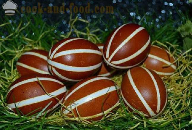 Ostereier mit Zwiebelschalen gefärbt - wie die Eier in Zwiebelschalen zu malen, einfache Möglichkeiten, von Ostern Malerei.