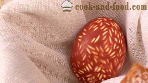 Ostereier mit Zwiebelschalen gefärbt - wie die Eier in Zwiebelschalen zu malen, einfache Möglichkeiten, von Ostern Malerei.