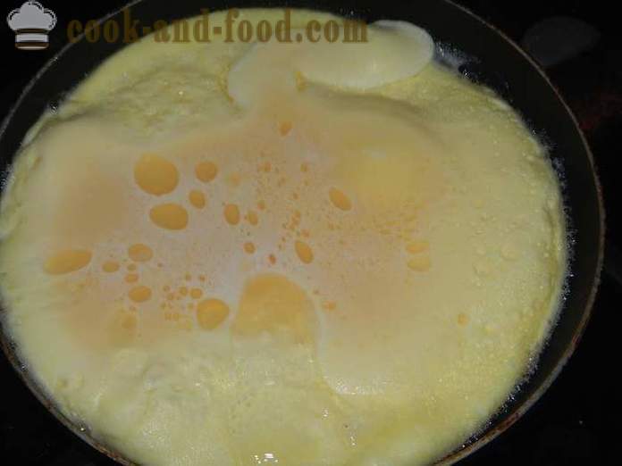 Köstliche Luft Omelett mit saurer Sahne in einem Topf - wie man kocht Rührei mit Käse, ein Rezept Schritt für Schritt mit Fotos.