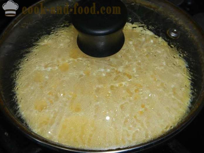 Köstliche Luft Omelett mit saurer Sahne in einem Topf - wie man kocht Rührei mit Käse, ein Rezept Schritt für Schritt mit Fotos.