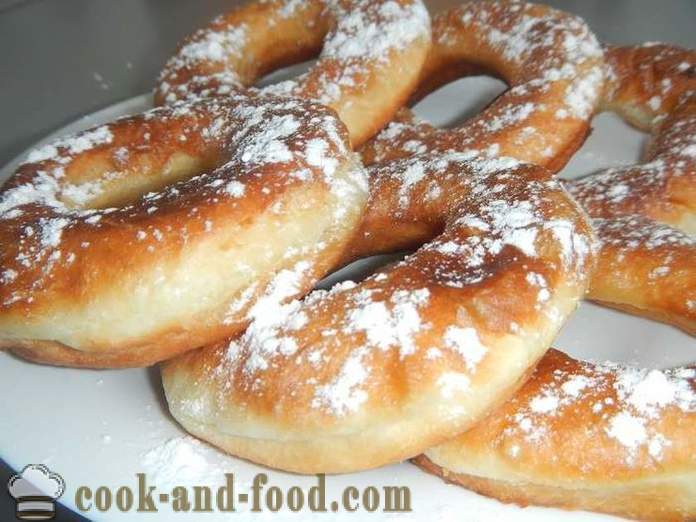 Fasten-süße Krapfen auf Hefe und Wasser in einer Pfanne gebraten - als Koch Donuts in Hefe, Rezept mit Foto