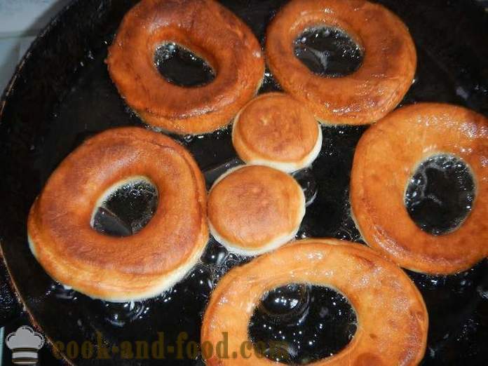 Fasten-süße Krapfen auf Hefe und Wasser in einer Pfanne gebraten - als Koch Donuts in Hefe, Rezept mit Foto