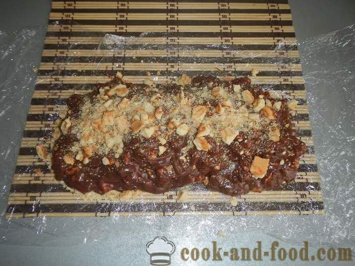 Selbst gemachte Schokolade Wurst Kekse mit Kondensmilch und Nüssen, Ei frei - Schritt für Schritt Rezept für die Schokolade Salami, mit Fotos.