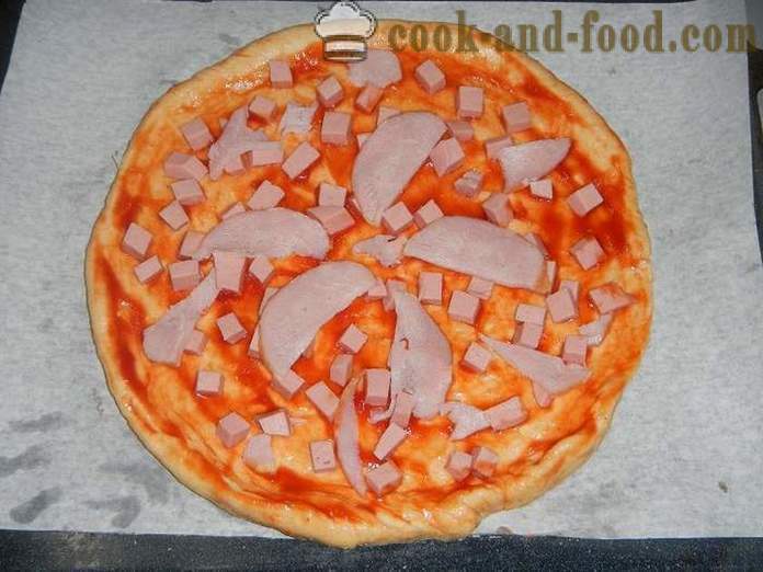 Selbst gemachte Pizza in den Ofen - ein Schritt für Schritt Rezept mit einem Foto leckere Pizza Hefeteig