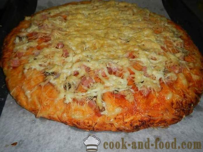 Selbst gemachte Pizza in den Ofen - ein Schritt für Schritt Rezept mit einem Foto leckere Pizza Hefeteig